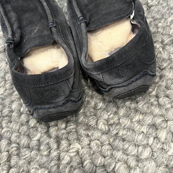 UGG Men's Ascot Slipper in Navy - Picture 5 of 9